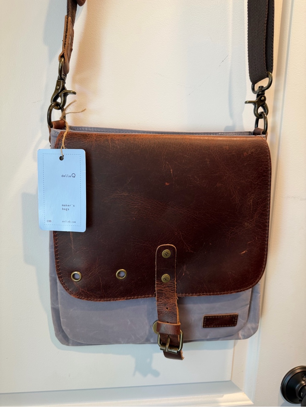 Della Q Maker’s Saddlebag in light gray, NWT